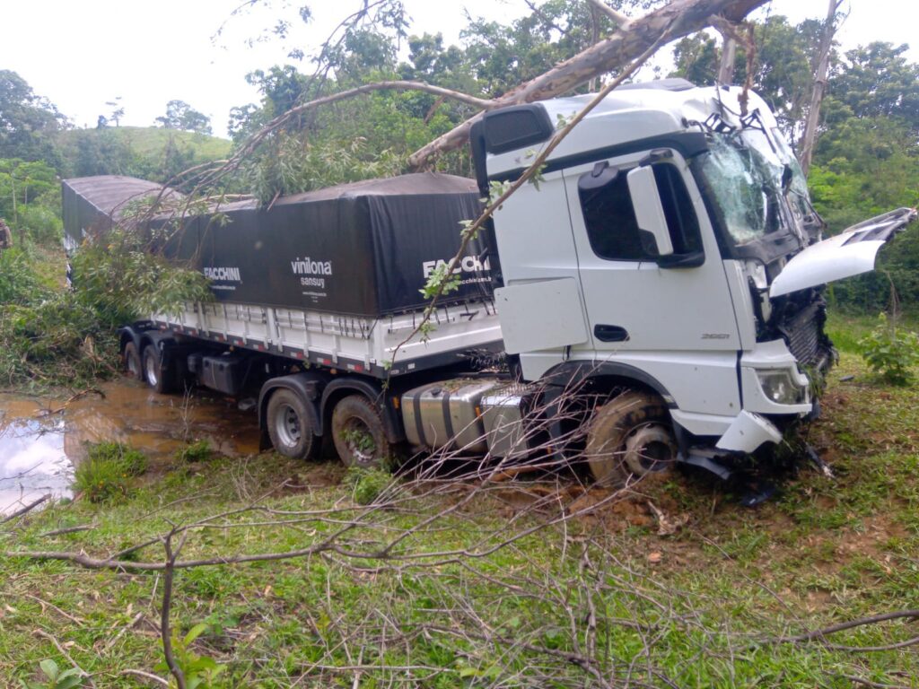 Poeta Dos Caminhoneiros Se Envolve Em Acidente Brasil Do Trecho