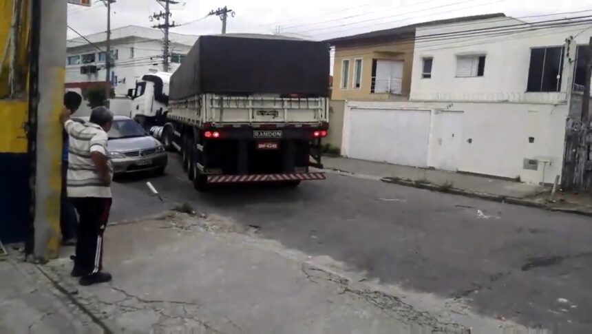 Caminhoneiro Realiza Manobra Em Rua Apertada E Deixa Todos Boca Aberta