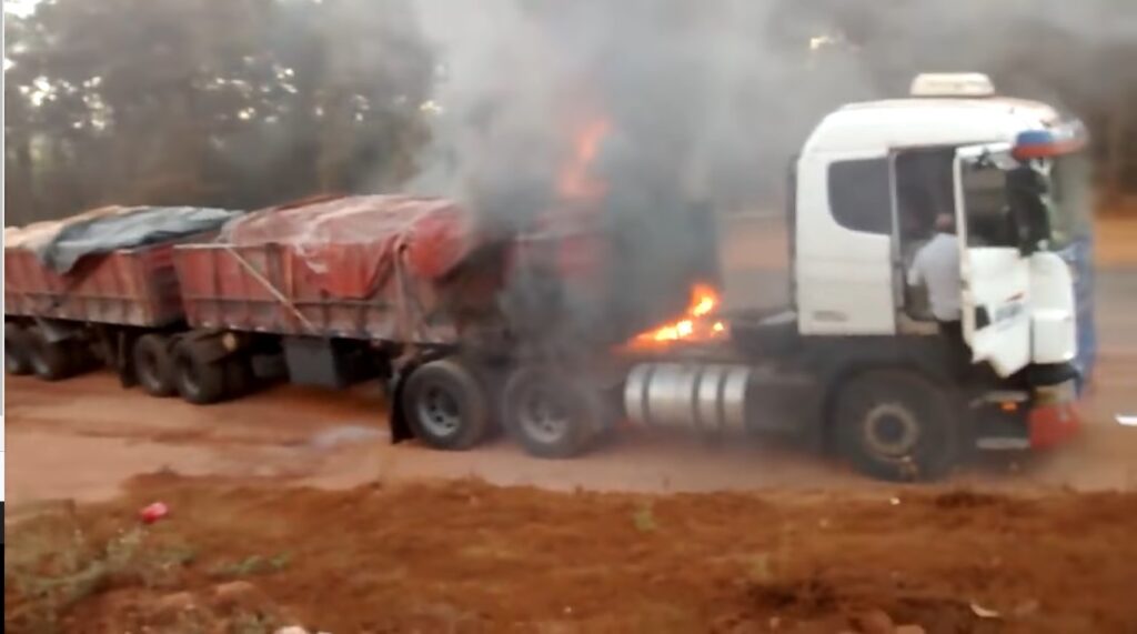 Caminhoneiro entre em chamas para tentar salvar seu caminhão