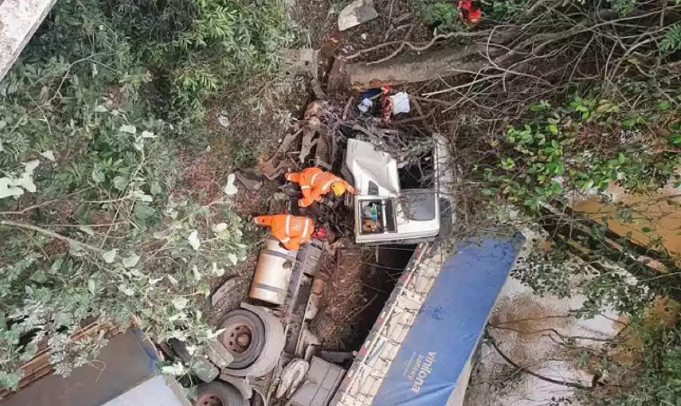 Caminhoneiro perde controle da direção e cai em barranco de 15 metros