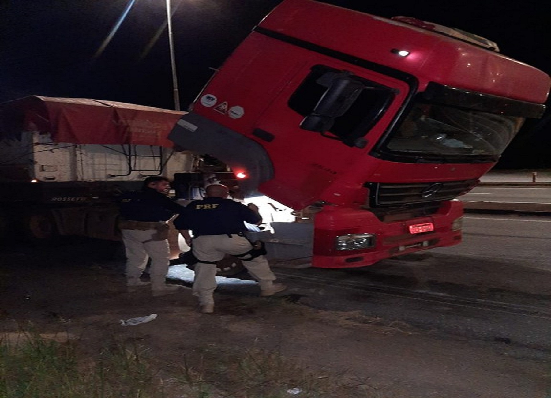 PRF flagra carreta trafegando placa clonada e dá voz de prisão ao