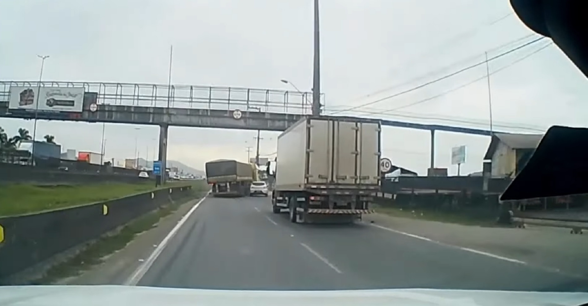 Carro entra na frente de caminhão e faz o veículo tombar Brasil do Trecho