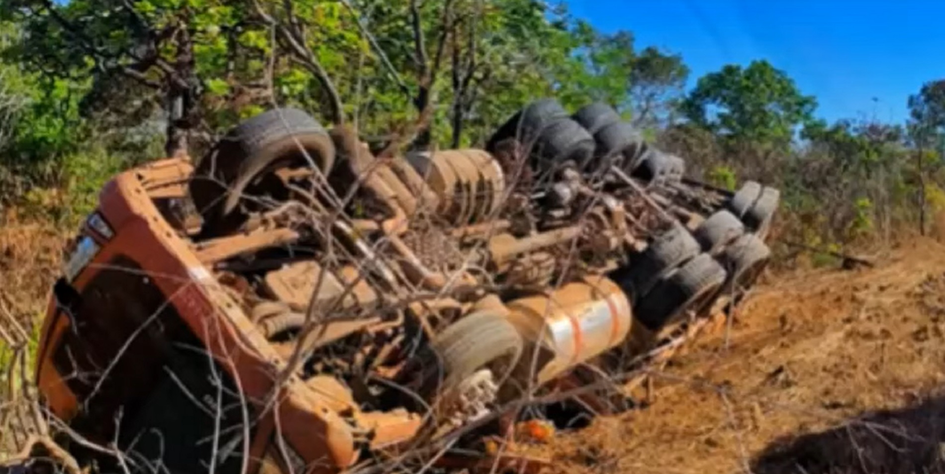 Caminhoneiro Desvia De Carro Funer Rio E Acaba Capotando Em Tocantins