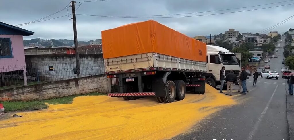 Carreta Desgovernada Atinge Ve Culos E Deixa Carga No Ch O No Paran