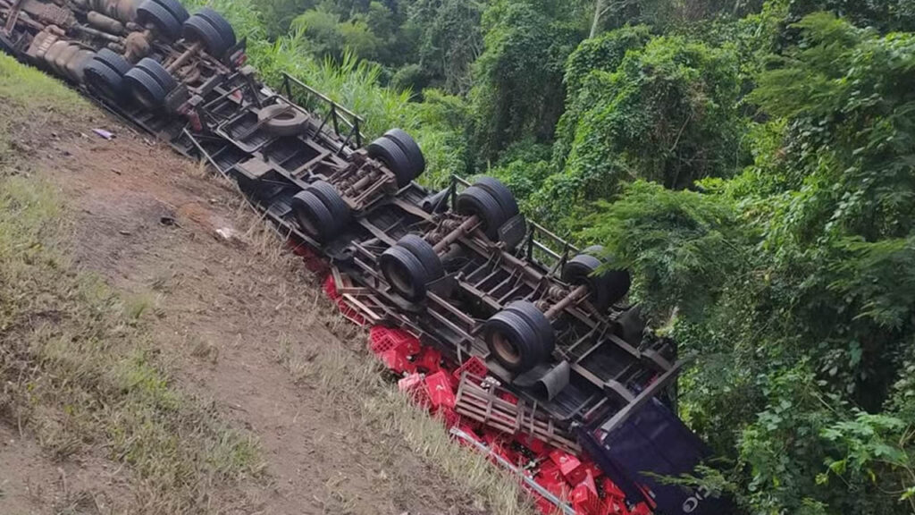 Caminhão tomba na BR 116 e carga de cerveja é saqueada Brasil do Trecho