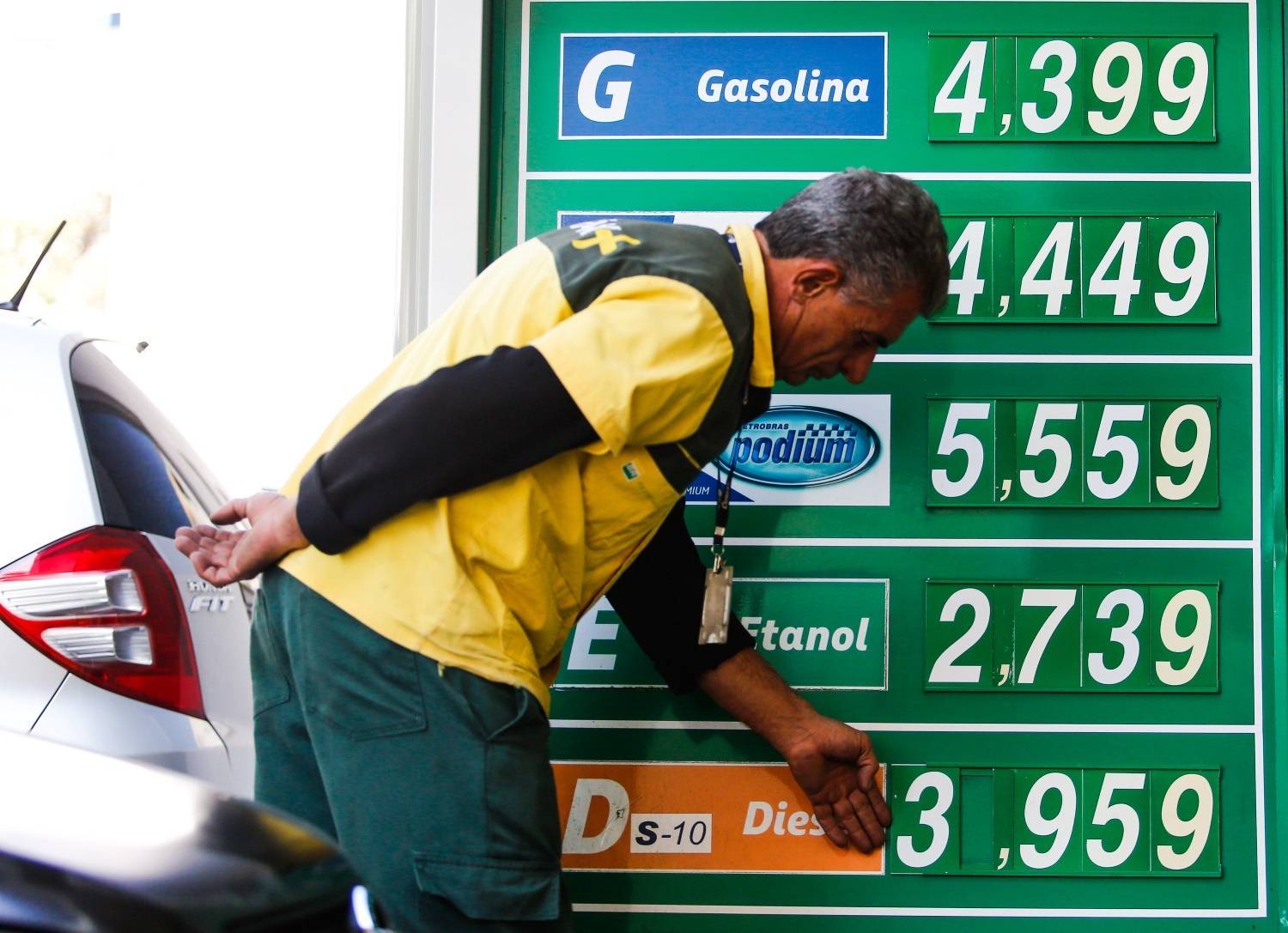 A Petrobras anuncia redução de 7% no preço do óleo diesel e 5% na gasolina