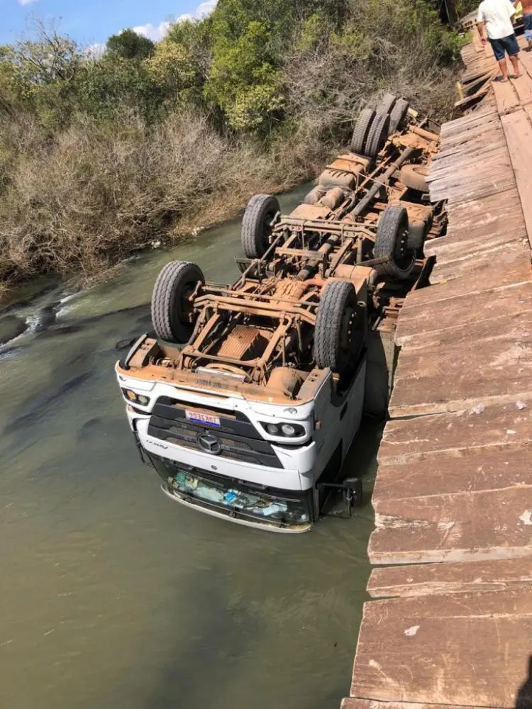 Caminhoes A Venda Em Nova Prata Rs Caminhao Com Carga Viva Passou Em Ponte Acabou Caindo Dentro Do Rio Brasil Do Trecho