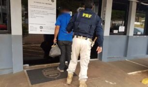 Caminhoneiro é detido ao realizar teste do bafômetro na BR-277