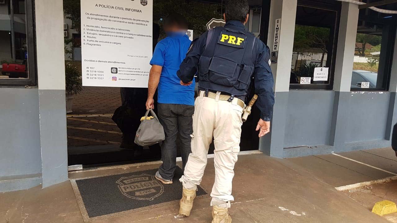 Caminhoneiro é detido ao realizar teste do bafômetro na BR-277