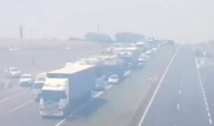 Caminhoneiros ficam parados em rodovia devido a fumaça de queimadas