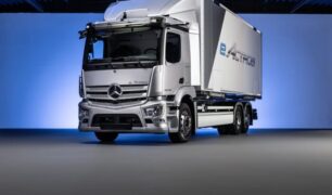 Os caminhões a bateria Mercedes-Benz eActros tem autonomia de até 500 km