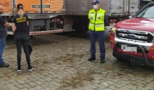 Caminhoneiro encontra colega de trabalho morto dentro de baú