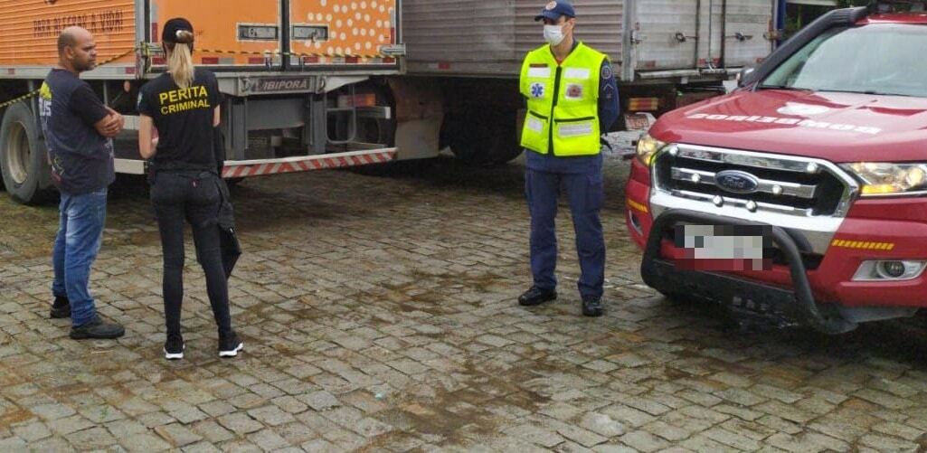 Caminhoneiro encontra colega de trabalho morto dentro de baú