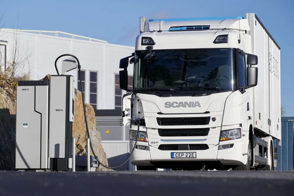 Scania quer oferecer soluções de carregamento para caminhões elétricos