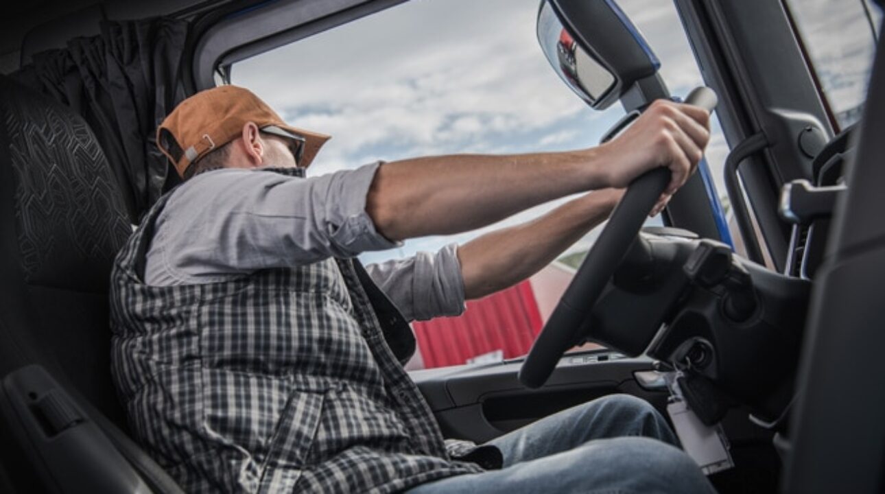 Salário médio do motorista carreteiro cai para R$ 1.889,22 no semestre