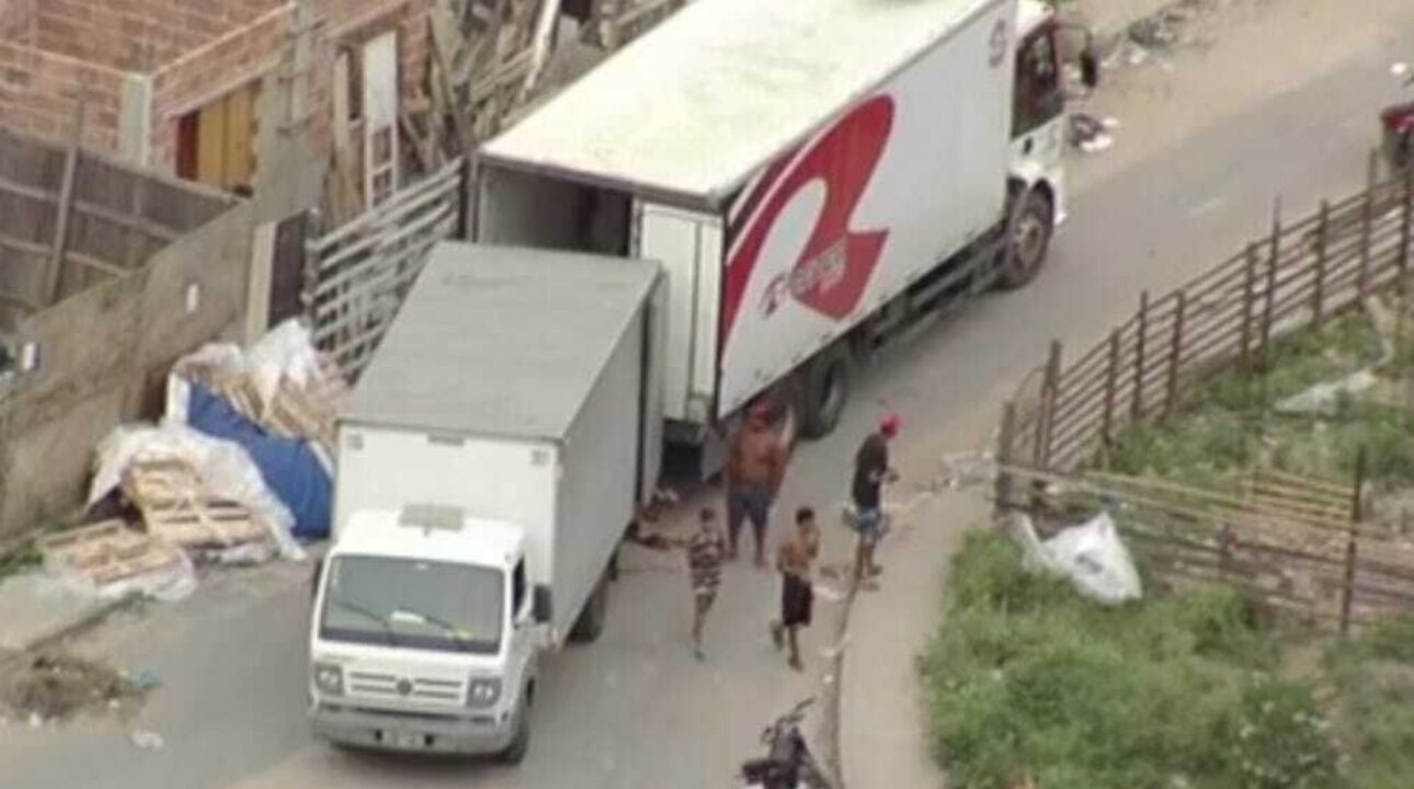 Caminhoneiros circulam com baú aberto no Rio de Janeiro para mostrar que estão sem carga