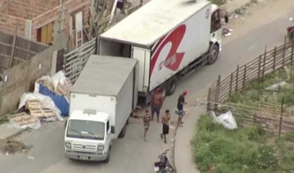 Caminhoneiros circulam com baú aberto no Rio de Janeiro para mostrar que estão sem carga