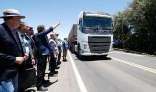 Durante inauguração Bolsonaro fica 10 minutos acenando para caminhoneiros