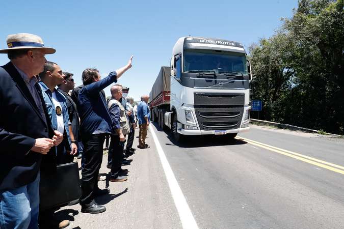 Durante inauguração Bolsonaro fica 10 minutos acenando para caminhoneiros