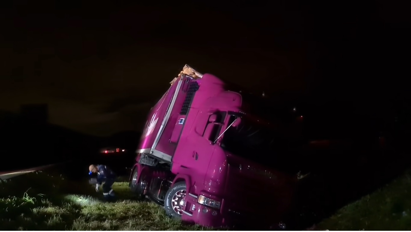 Video: Caminhão da Sheila Bellaver é retirado do local após o acidente.