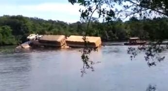 Balsa com caminhões parte no meio do Rio Amazonas