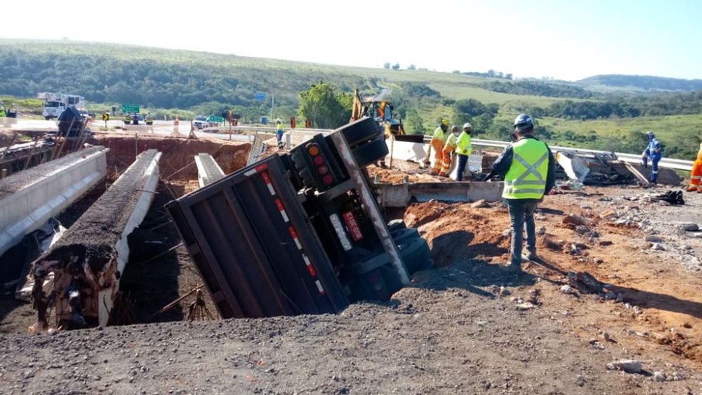 Caminhoneiro sem experiência no trecho morre ao capotar em trecho de obras