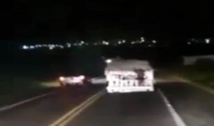 Vídeo flagra travesti sensualizando em paro-choque de caminhão em movimento