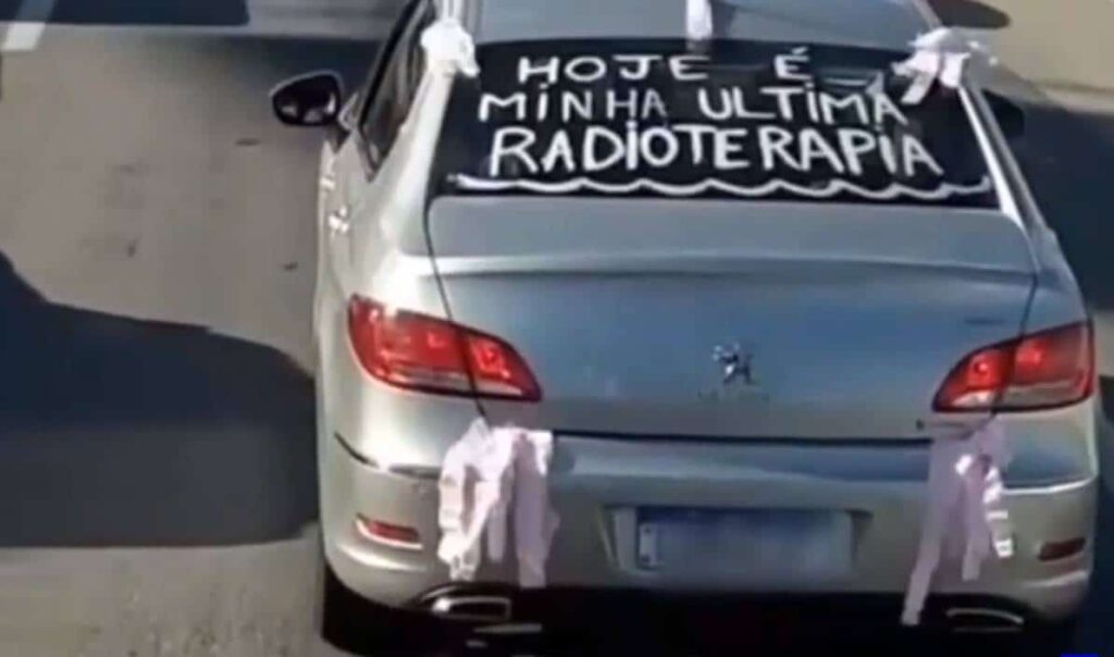 Caminhoneiro dá exemplo de empatia e viraliza comemorando a última radioterapia de uma paciente