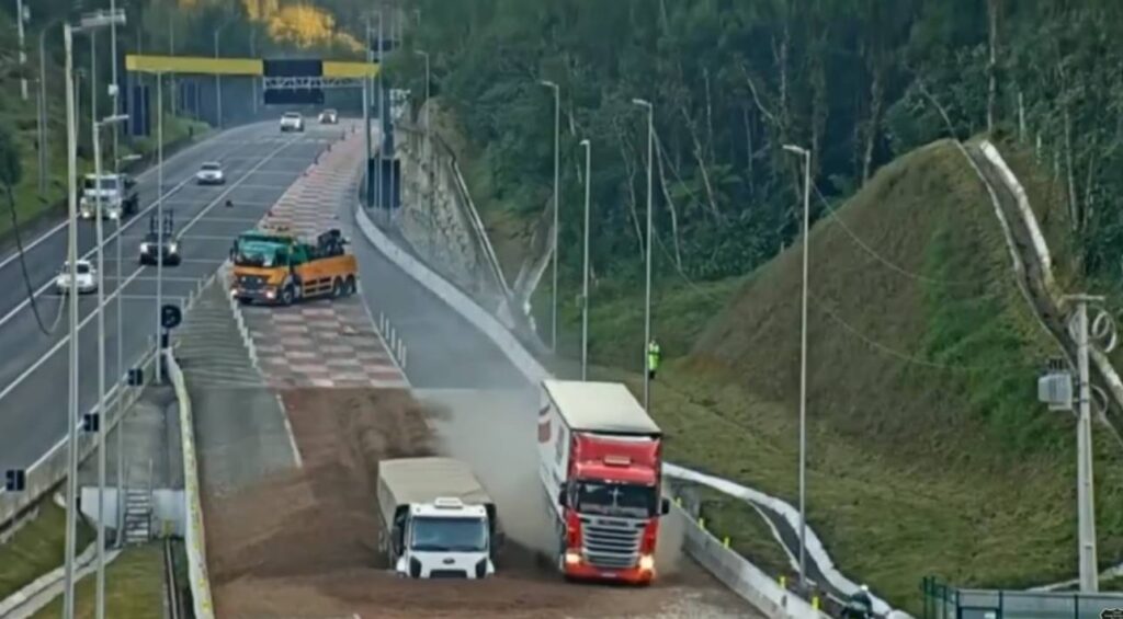 Caminhoneiro perde freio e desvia de caminhão na área de escape