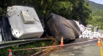 Carreta é saqueada após tombamento na Serra Dona Francisca