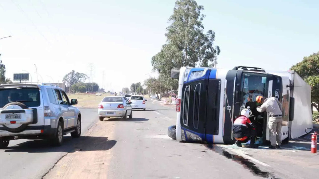 Motorista que tombou caminhão na BR 262 estava sob o efeito de álcool