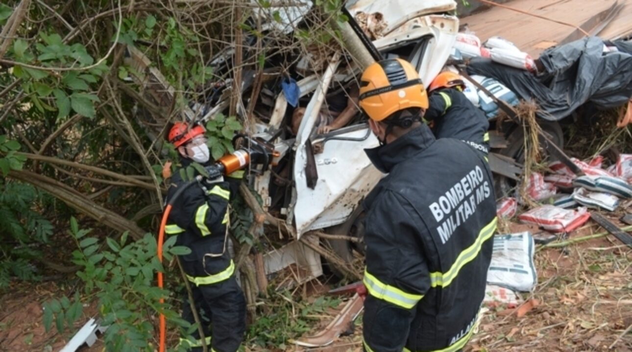 Caminhoneiro morre preso às ferragens após cair em ribanceira