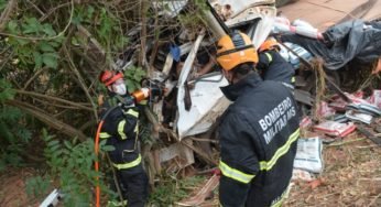 Caminhoneiro morre preso às ferragens após cair em ribanceira