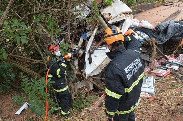 Caminhoneiro morre preso às ferragens após cair em ribanceira