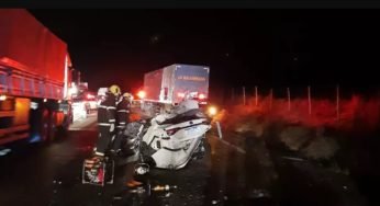 Motorista bate de frente com caminhão ao tentar ultrapassar três carretas em local proibido na BR 381