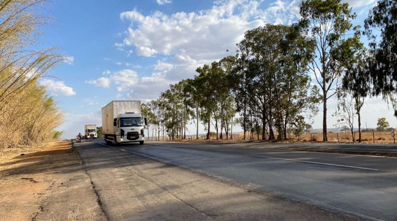 Caminhoneiros reclamam de trecho da BR-153 precário que cobram pedágio