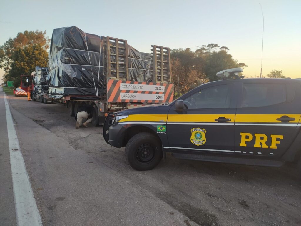 Carreta com carga superdimensionada e com defeito nos freios é flagrada pela PRF