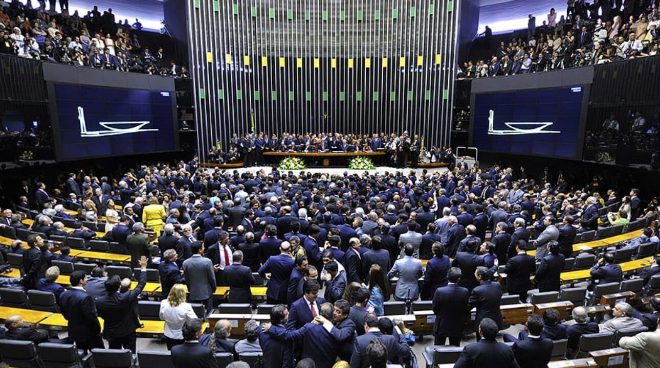 Câmara dos deputados discute PL sobre regulamentação do trabalho dos motoristas de aplicativo