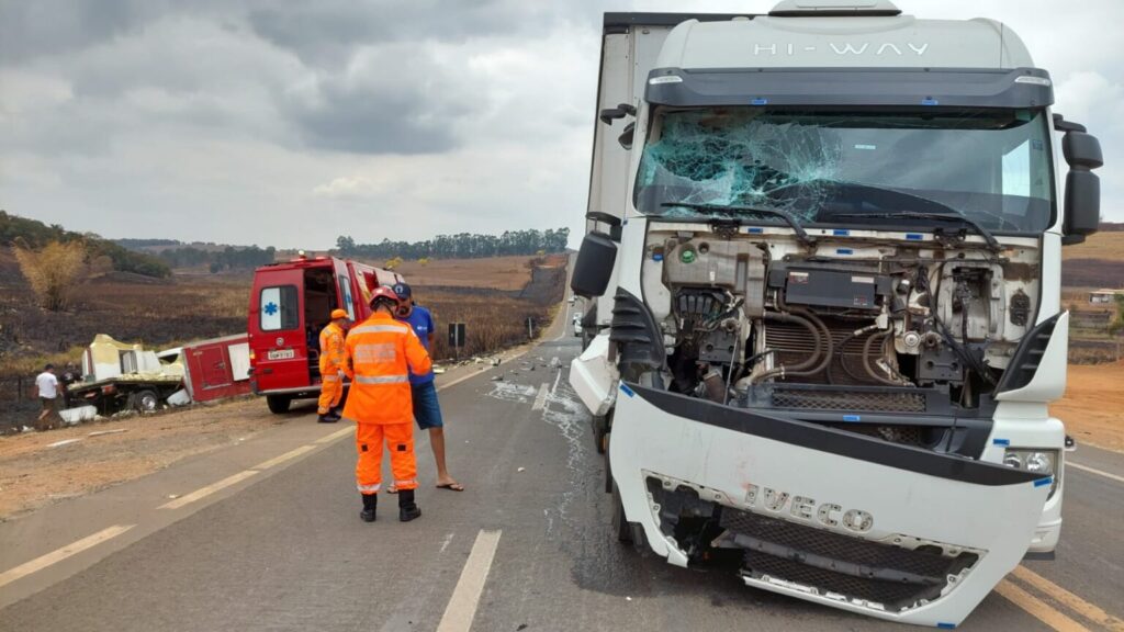 Motorista passa mal e provoca acidente com bitrem em Minas Gerais