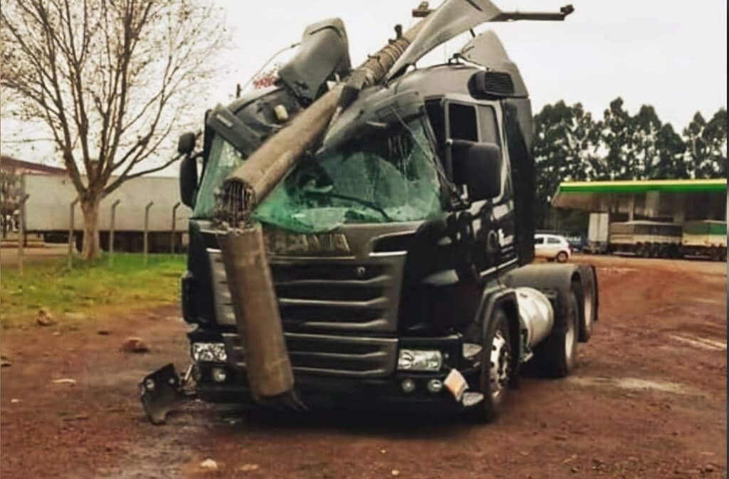 Caminhoneiro arrasta poste por 3 km na RS-344