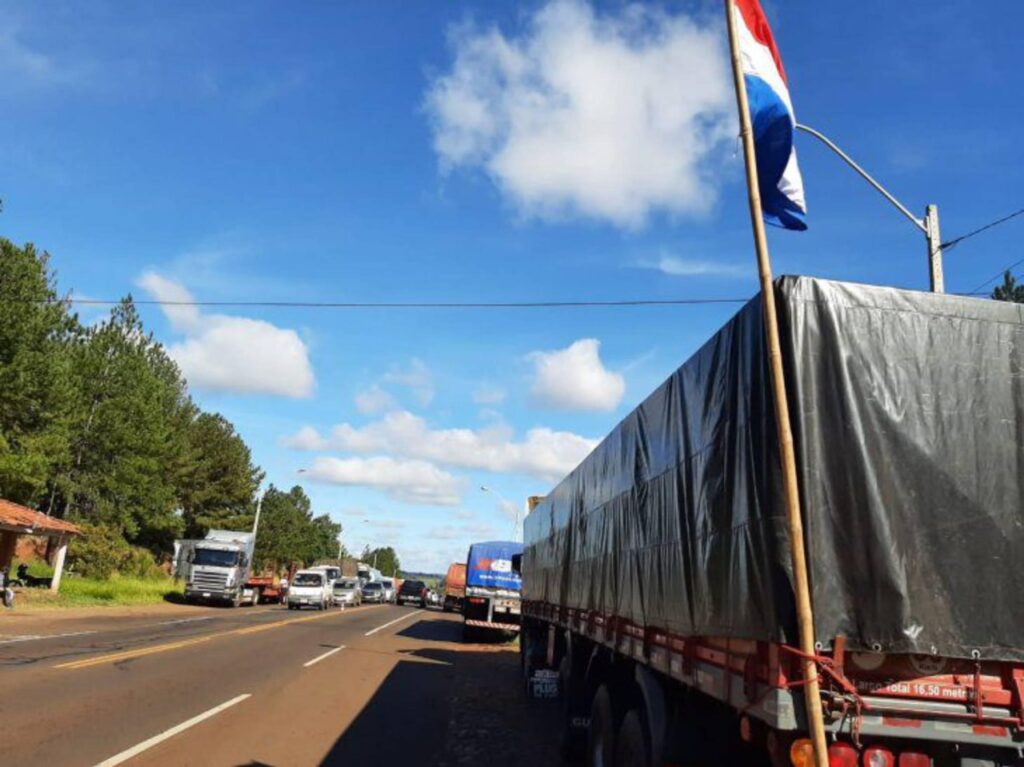 Greve no Paraguai prejudica caminhoneiros brasileiros