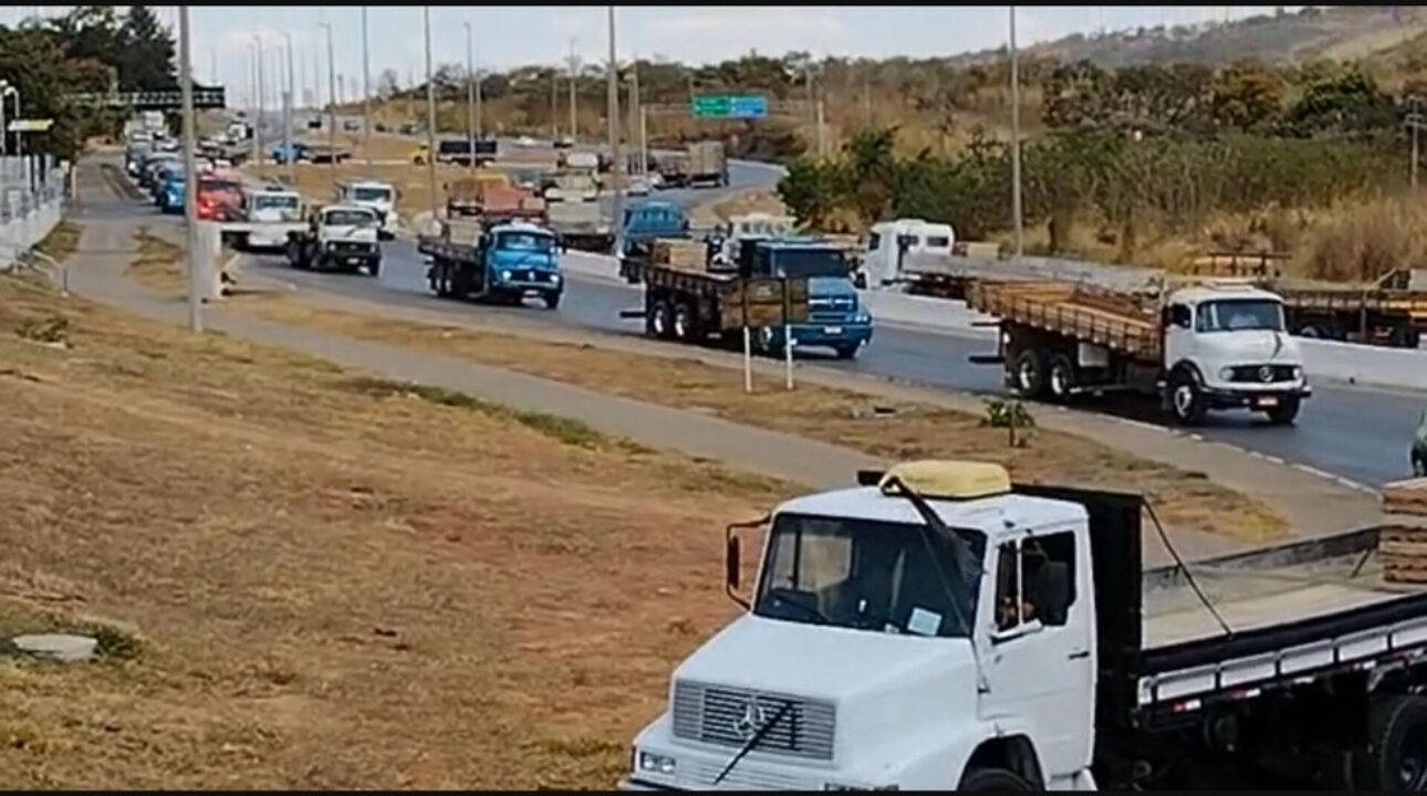 Caminhoneiros prestaram homenagem ao colega falecido vítima de covid-19