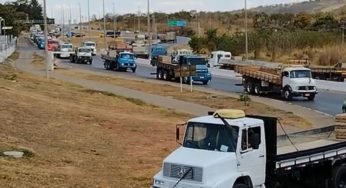 Caminhoneiros prestaram homenagem ao colega falecido vítima de covid-19