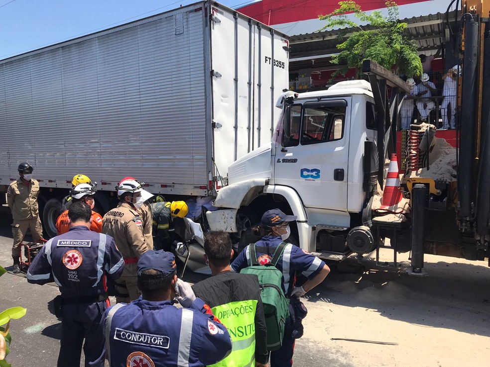 Carro esmagado por caminhões deixa mulher e enteada mortas