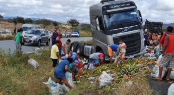 Caminhão com fruta tomba e população levam frutas que caiu da carga
