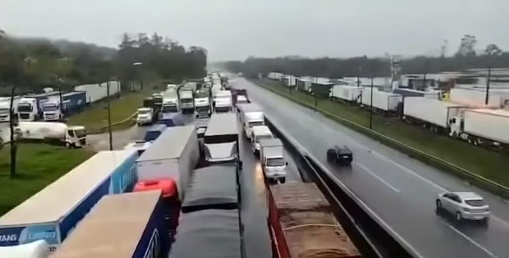 Caminhoneiros continuam as manifestações nesta quarta-feira com novos bloqueios