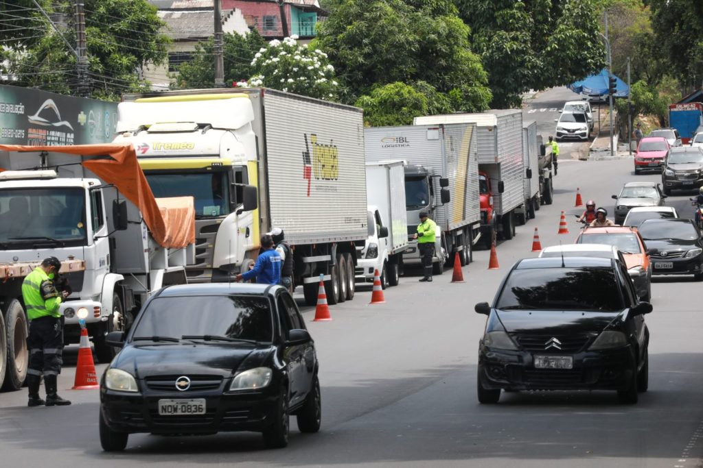 Detran multa 17 caminhões durante fiscalização em operação carga pesada