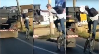 Motorista flagra homem em pé na sua bicicleta pegando uma carona em um caminhão