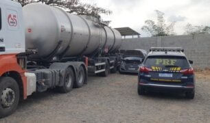 PRF descobre desvio de combustível e chama dono de transportadora no local