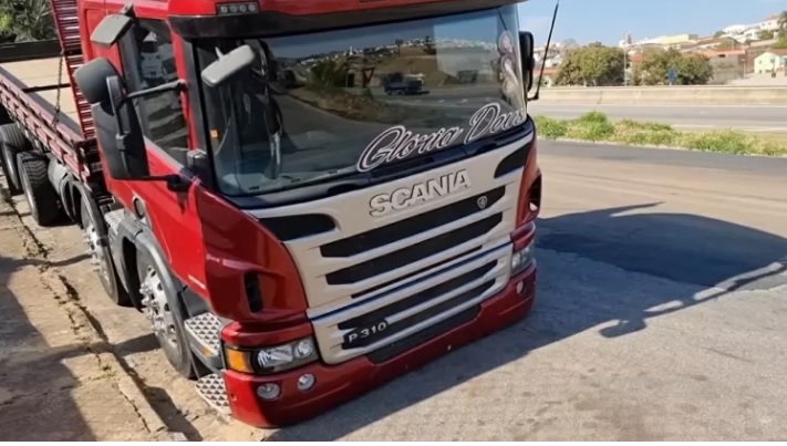 PRF faz festa multando caminhão rebaixado do Cabelo Batateiro